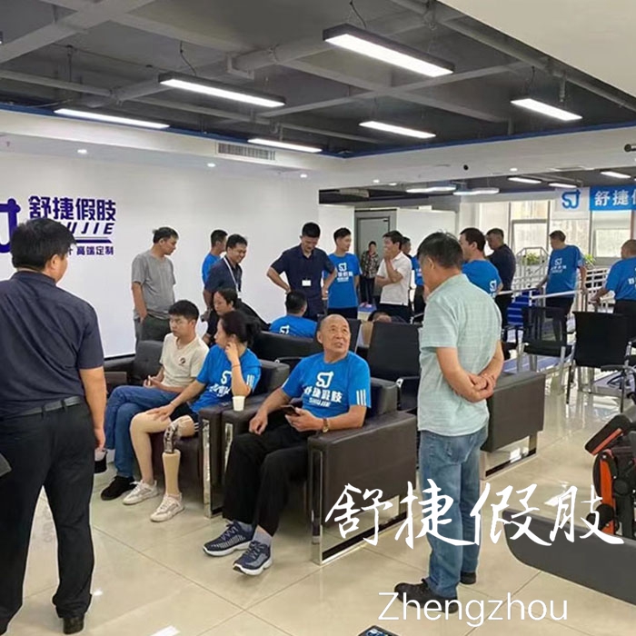 穿小腿假肢训练.jpg